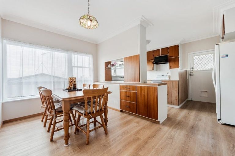 Photo of property in 1a Wakeling Avenue, Te Atatu South, Auckland, 0610