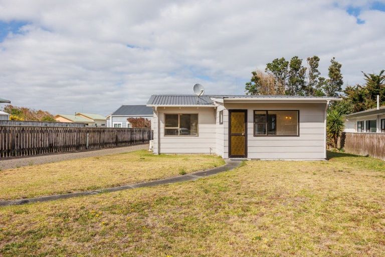 Photo of property in 14 Cousins Avenue West, Foxton Beach, Foxton, 4815