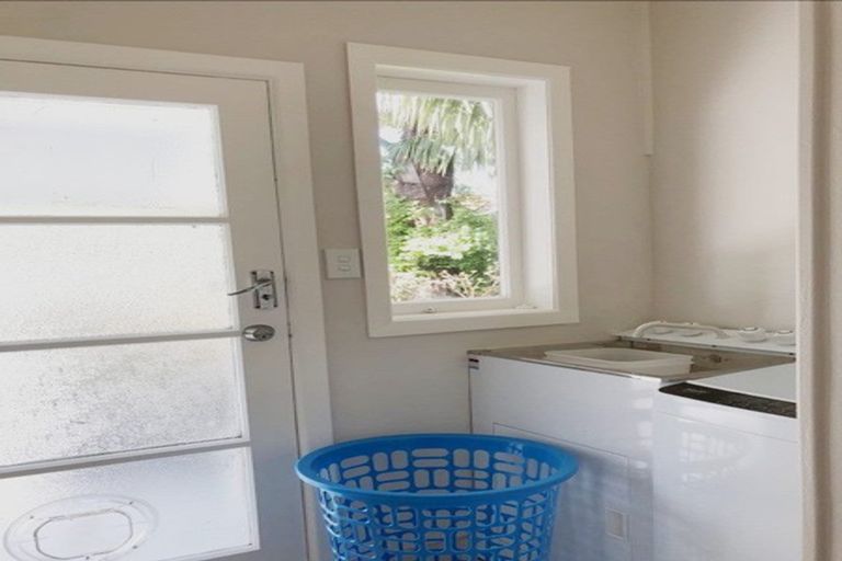 Photo of property in 18 Yeovil Road, Te Atatu Peninsula, Auckland, 0610