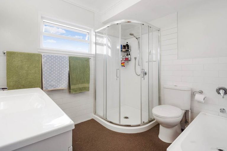 Photo of property in 43 Gloria Avenue, Te Atatu Peninsula, Auckland, 0610