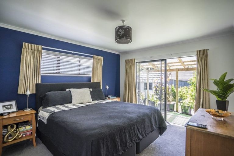 Photo of property in 131 Chelsea View Drive, Chatswood, Auckland, 0626