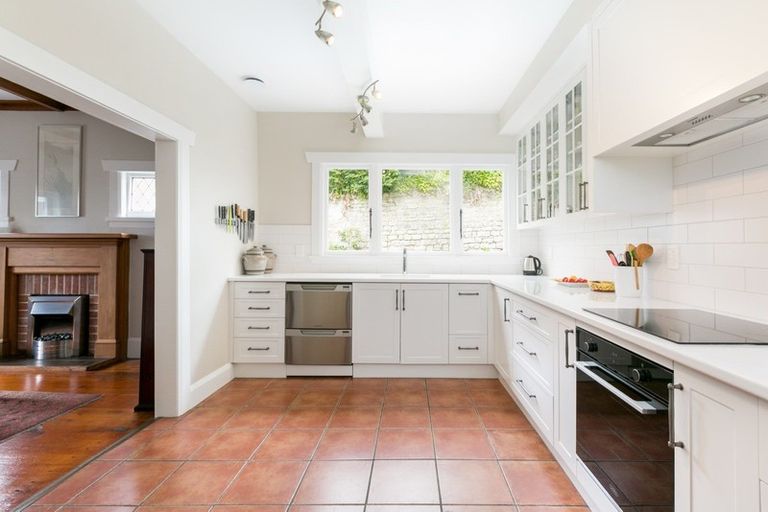 Photo of property in 10 Brewster Street, Bluff Hill, Napier, 4110