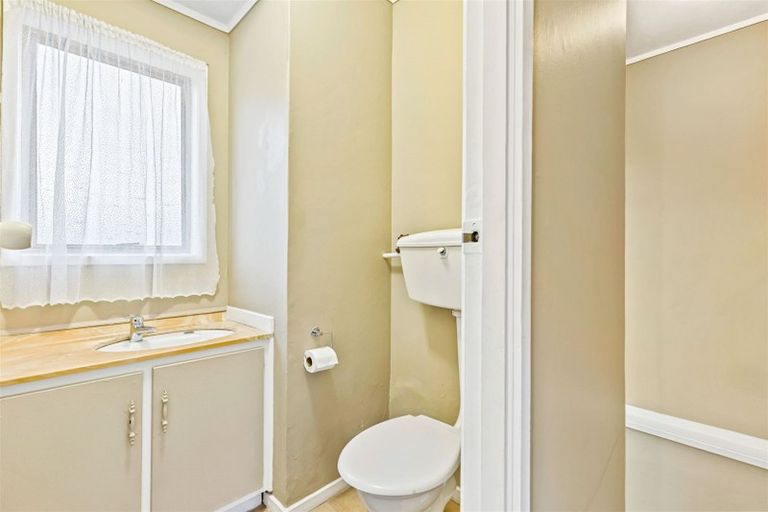 Photo of property in 1/10 Sunnyside Road, Sunnyvale, Auckland, 0612