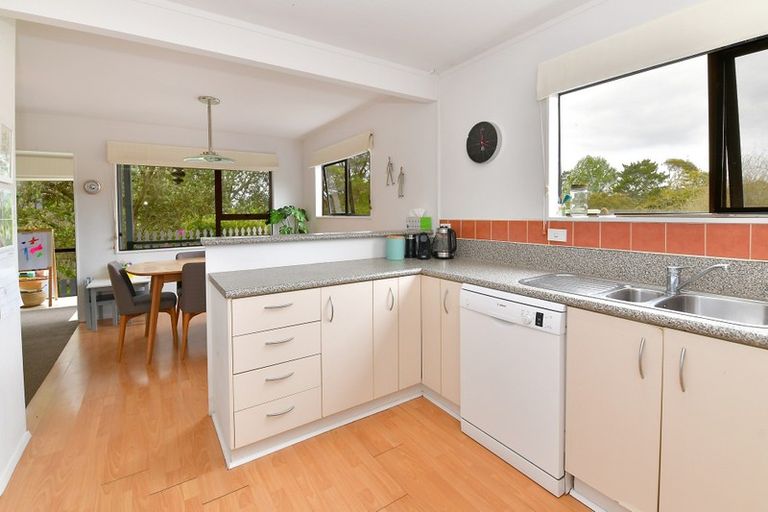 Photo of property in 10 Elliston Crescent, Stanmore Bay, Whangaparaoa, 0932