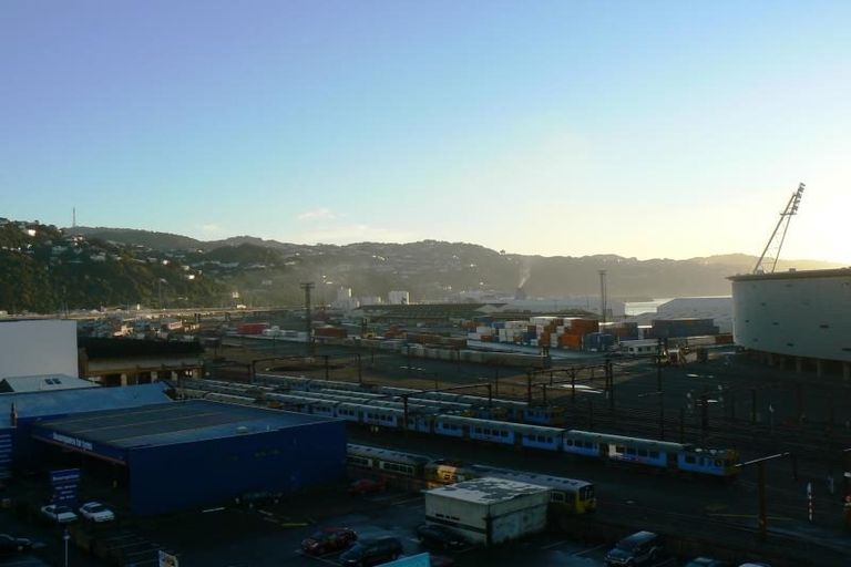 Photo of property in Endeavour Apartments, 5/125 Thorndon Quay, Pipitea, Wellington, 6011