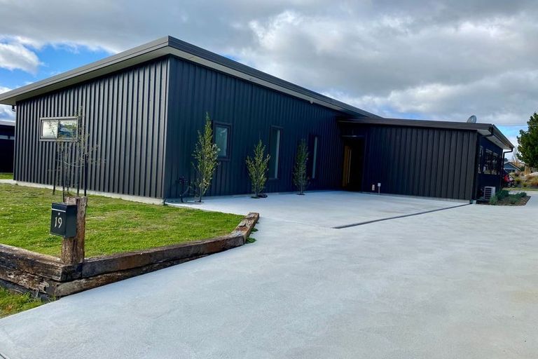 Photo of property in 19 Kingfisher Crescent, Albert Town, Wanaka, 9305