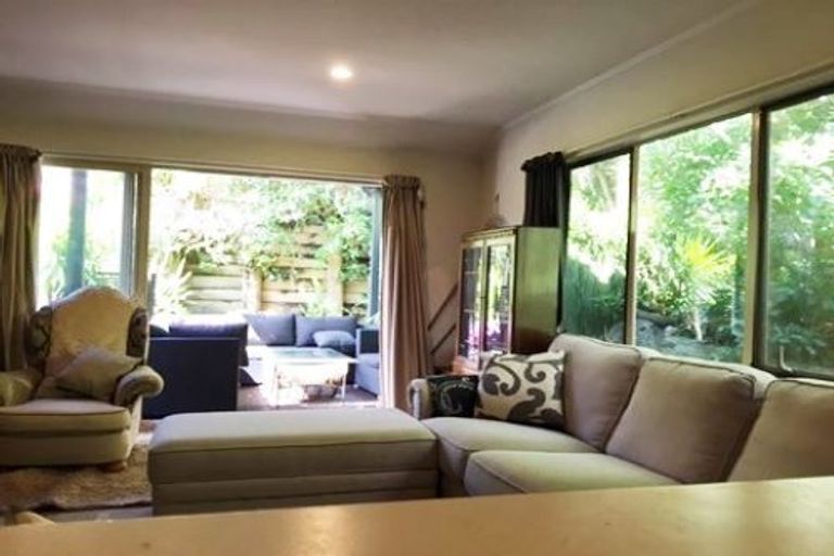 Photo of property in 2/114 Seaview Road, Glenfield, Auckland, 0629