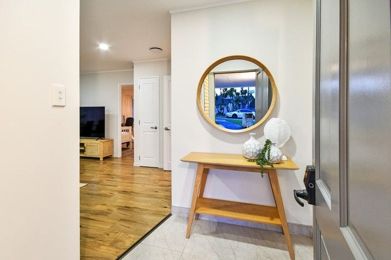 Photo of property in 2 Menen Place, Manurewa, Auckland, 2105