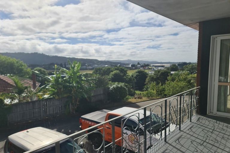 Photo of property in 2/266 Western Hills Drive, Avenues, Whangarei, 0110