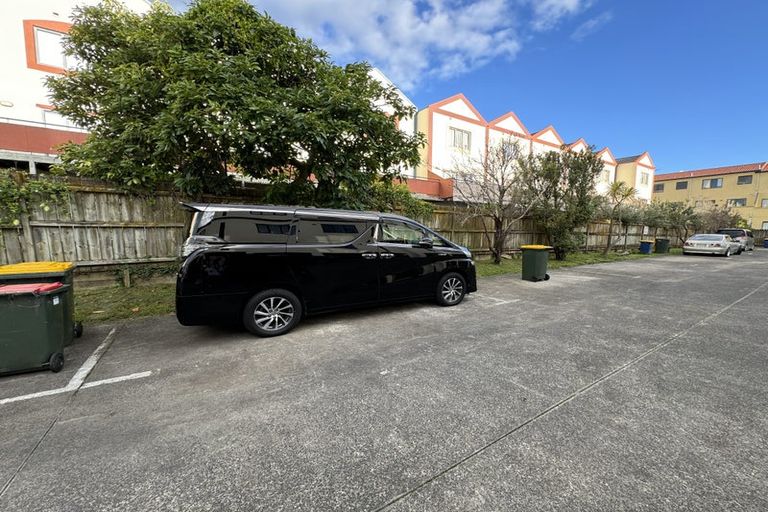 Photo of property in Lynn Park Terrace, 26/12 Ambrico Place, New Lynn, Auckland, 0600