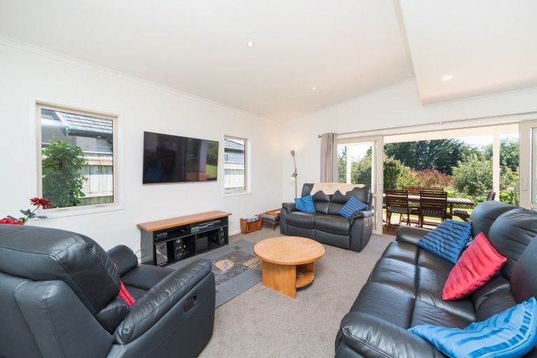 Photo of property in 6 Silkwood Place, Fitzherbert, Palmerston North, 4410