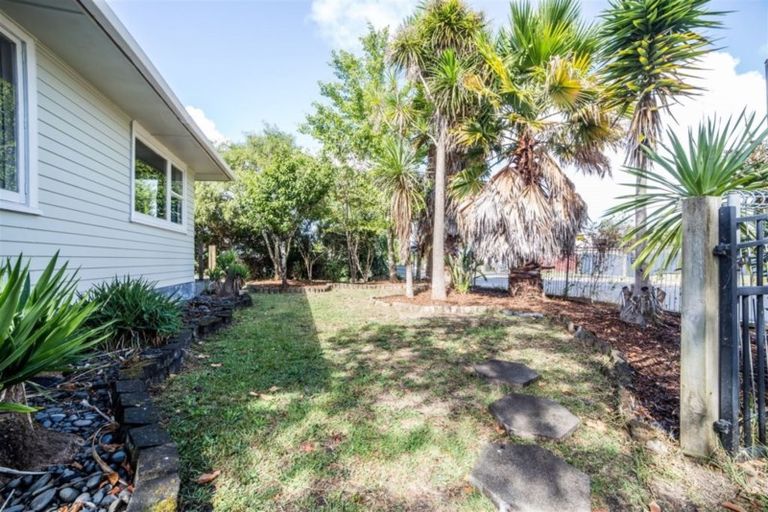 Photo of property in 3 Tamariki Avenue, Kelston, Auckland, 0602