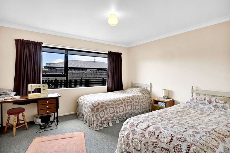 Photo of property in 18 Beech Place, Hawera, 4610