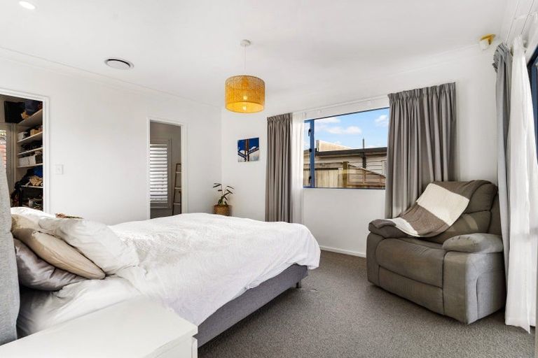 Photo of property in 2/87 Island Bay Road, Beach Haven, Auckland, 0626