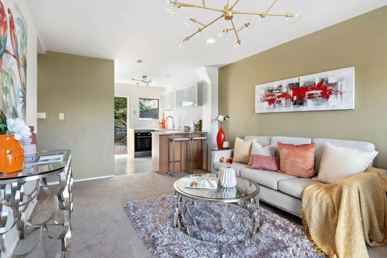 Photo of property in 3/17 Pannill Place, Oteha, Auckland, 0632