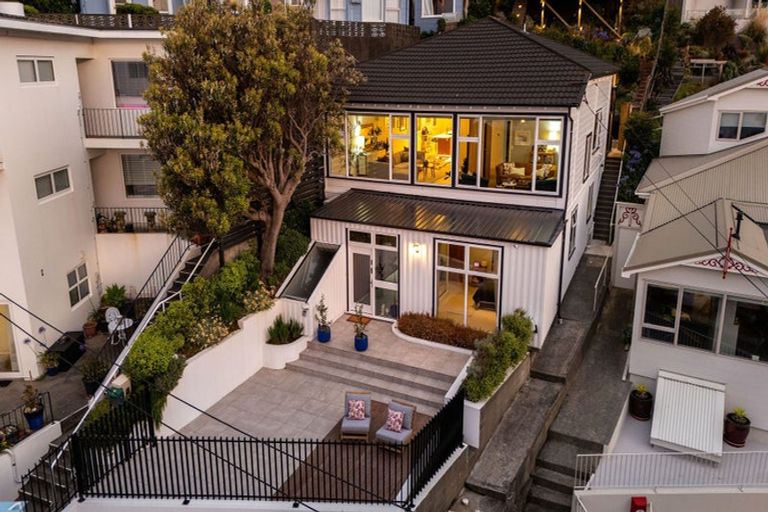 Photo of property in 2 Maida Vale Road, Roseneath, Wellington, 6011