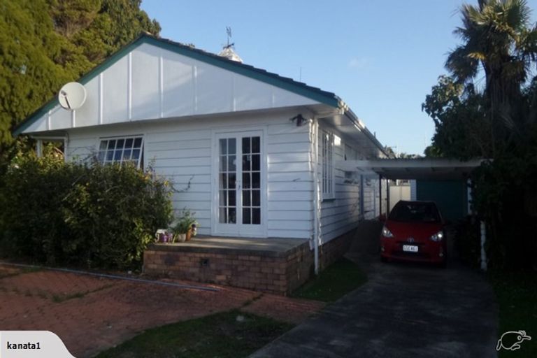 Photo of property in 1 Miltonia Avenue, Te Atatu South, Auckland, 0610