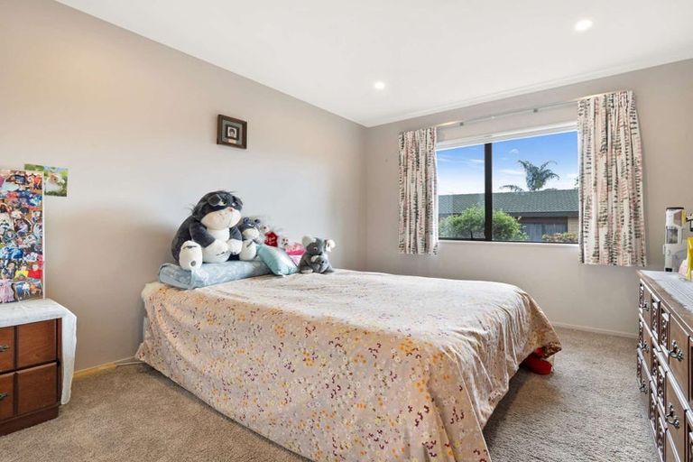 Photo of property in 42 Bodi Place, Te Atatu South, Auckland, 0610