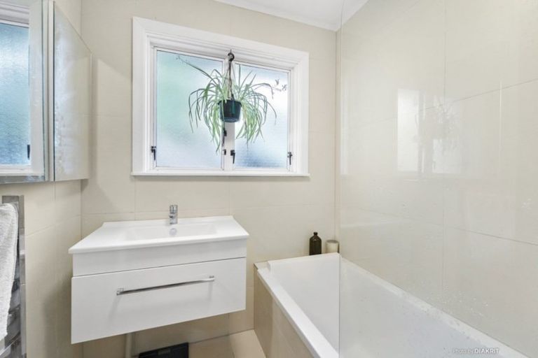 Photo of property in 17 Cave Road, Houghton Bay, Wellington, 6023