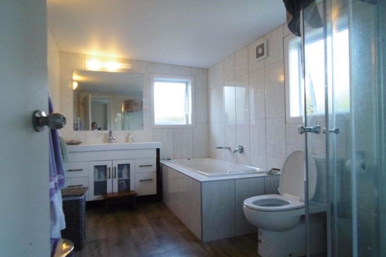 Photo of property in 11 Ward Crescent, Te Atatu Peninsula, Auckland, 0610