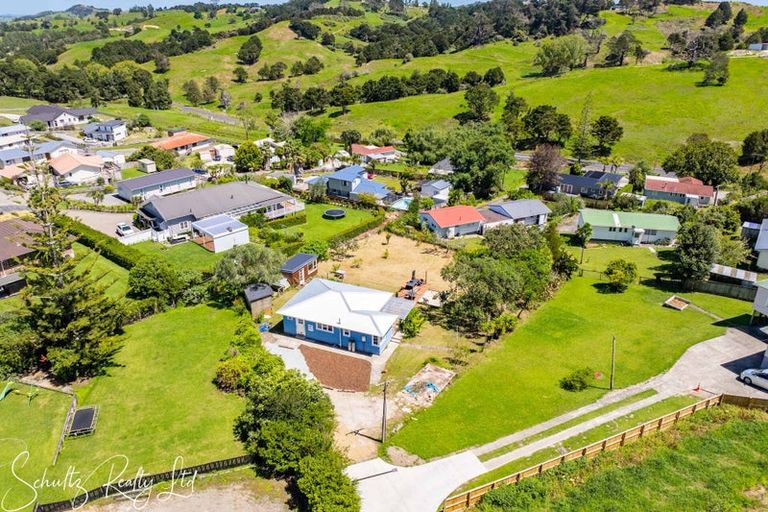 Photo of property in 19 Whaka Street, Maungaturoto, 0520