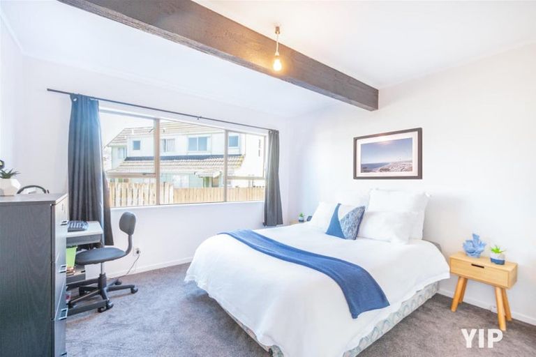 Photo of property in 27a Kingsbridge Place, Newlands, Wellington, 6037