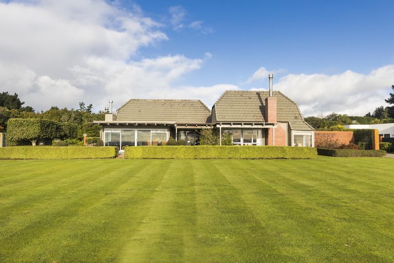 Photo of property in 38 Titirangi Drive, Fitzherbert, Palmerston North, 4471