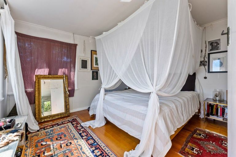 Photo of property in 72 Garden Road, Piha, New Lynn, 0772