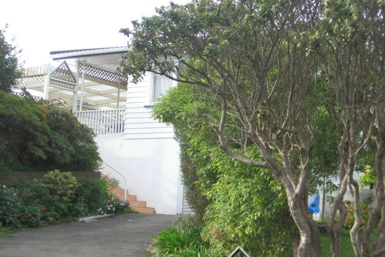 Photo of property in 12 Lane Crescent, Tawa, Wellington, 5028