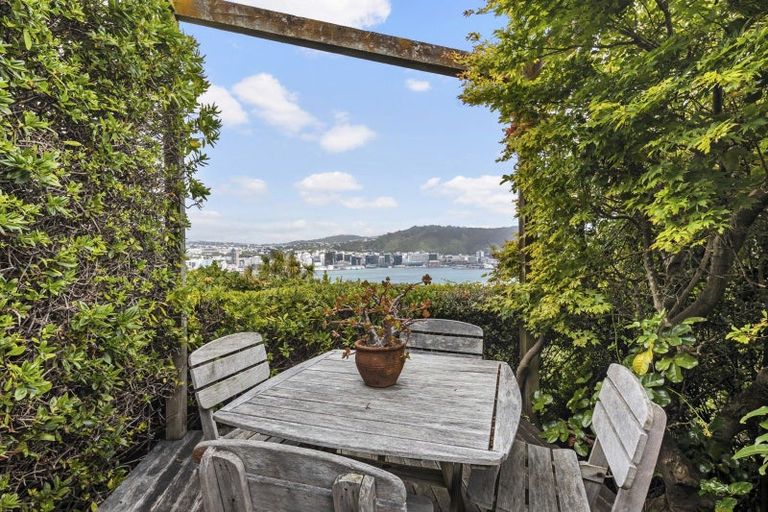 Photo of property in 38 The Crescent, Roseneath, Wellington, 6011