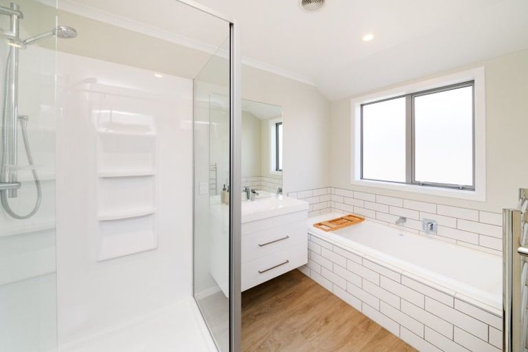 Photo of property in 20 Sardinia Grove, Fitzherbert, Palmerston North, 4410