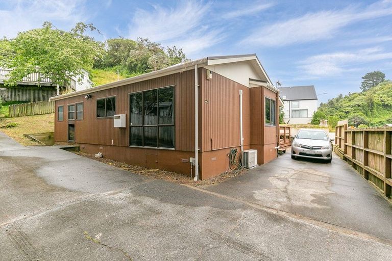 Photo of property in 94a Newlands Road, Newlands, Wellington, 6037