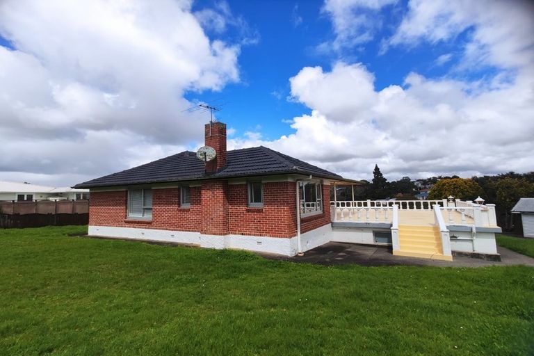 Photo of property in 17 Matipo Road, Te Atatu Peninsula, Auckland, 0610
