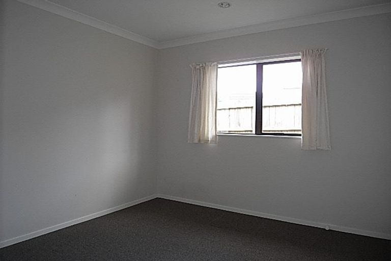 Photo of property in 33 Claverdon Drive, Massey, Auckland, 0614