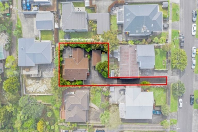 Photo of property in 2/5 Wernham Place, Northcote, Auckland, 0626