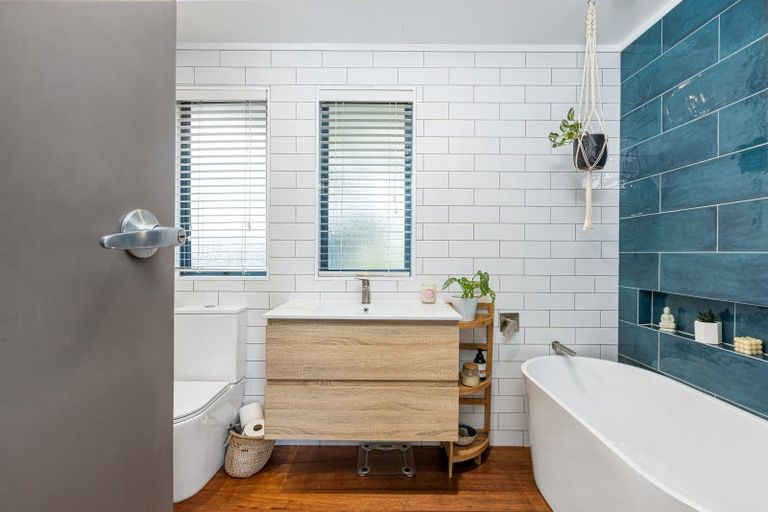 Photo of property in 11 Donald Street, Stanmore Bay, Whangaparaoa, 0932
