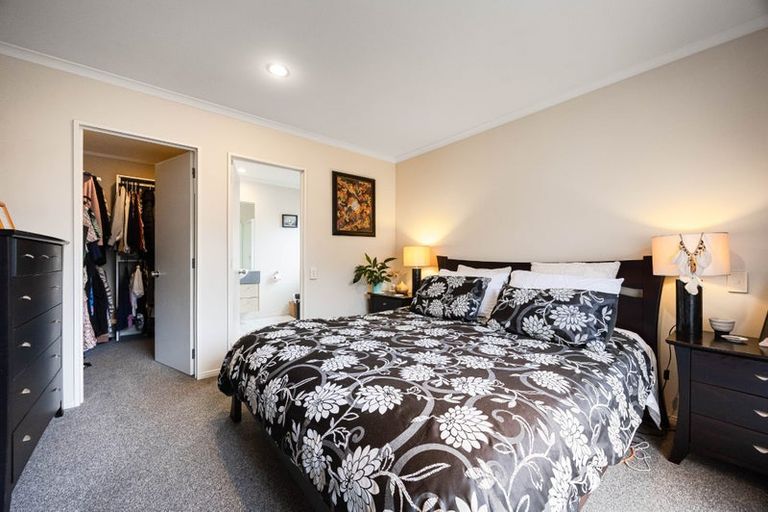 Photo of property in 4 Applebox Lane, Henderson, Auckland, 0612