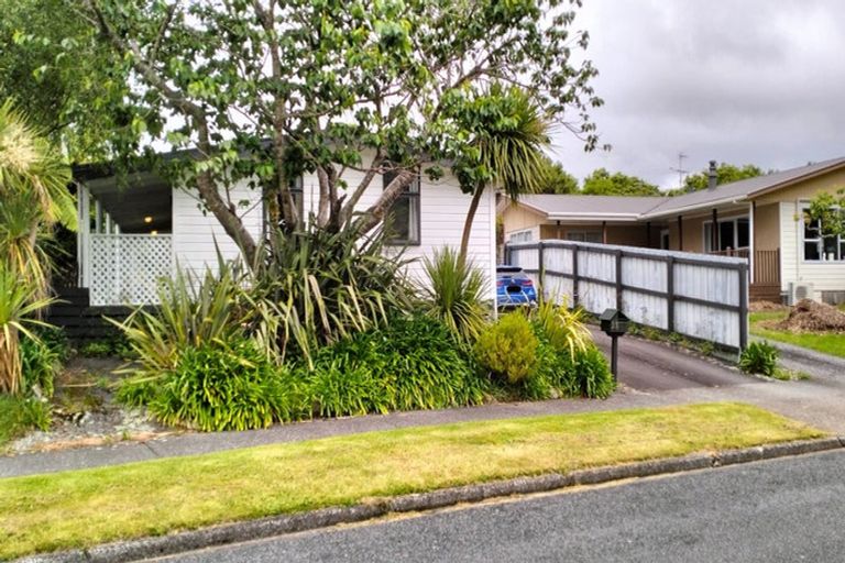 Photo of property in 38 Larchmont Grove, Totara Park, Upper Hutt, 5018