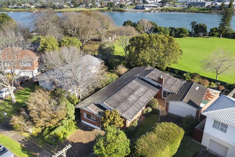 Photo of property in 124 Tiraumea Drive, Pakuranga, Auckland, 2010