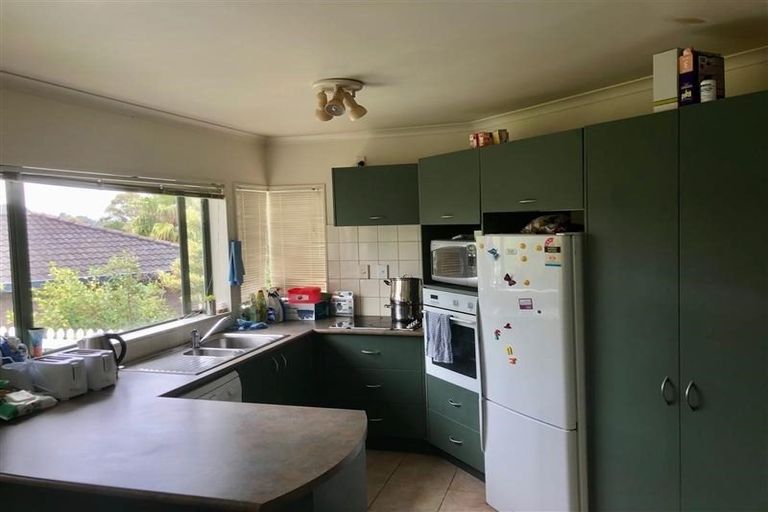 Photo of property in 86 Roberta Crescent, Orewa, 0931