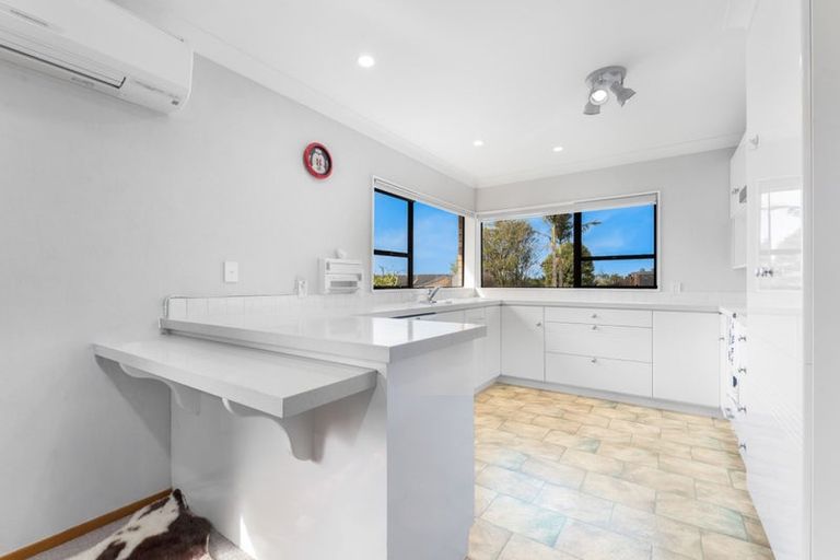 Photo of property in 1/66 Picasso Drive, West Harbour, Auckland, 0618