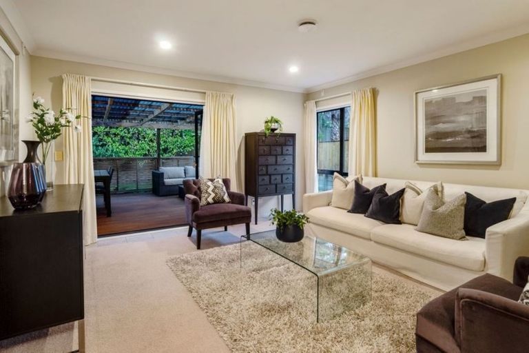 Photo of property in 6 English Oak Drive, Schnapper Rock, Auckland, 0632