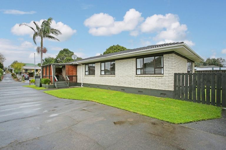Photo of property in 30 Riverside Drive, Waiuku, 2123