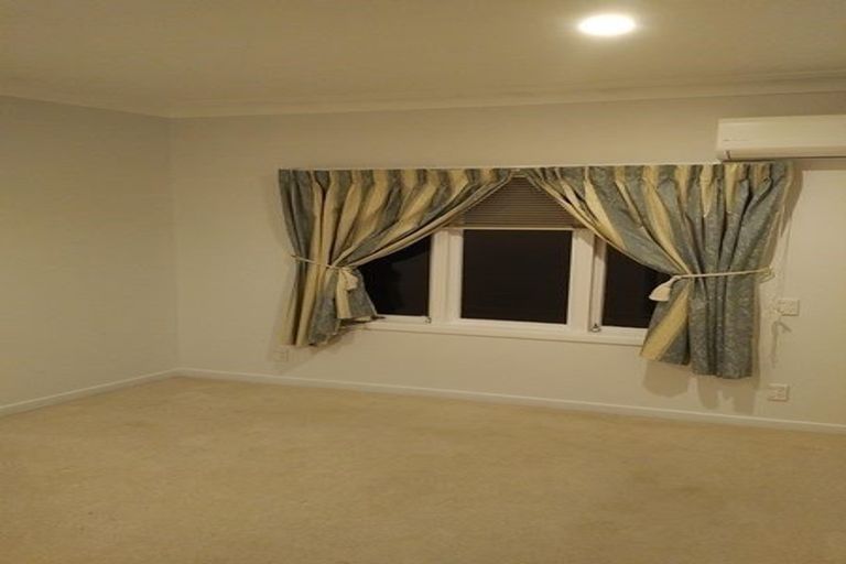 Photo of property in 28 Coles Crescent, Papakura, 2110