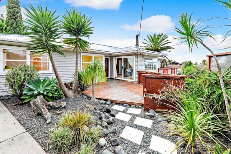 Photo of property in 42 Gordon Avenue, Milford, Auckland, 0620