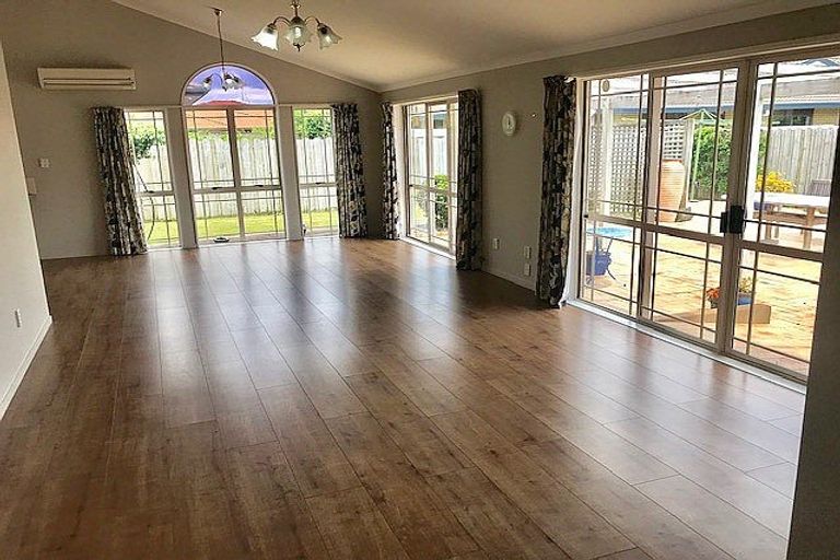 Photo of property in 35 Vanderbilt Parade, Albany, Auckland, 0632