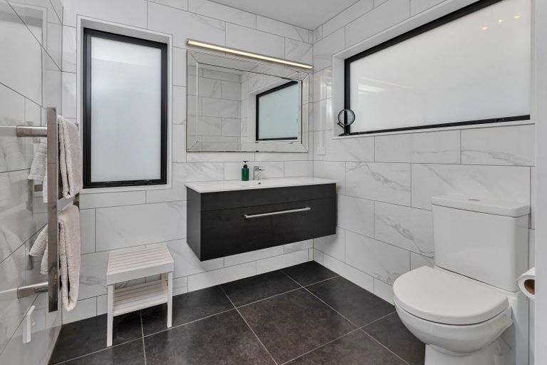 Photo of property in 11 Waitemata Drive, One Tree Point, 0118