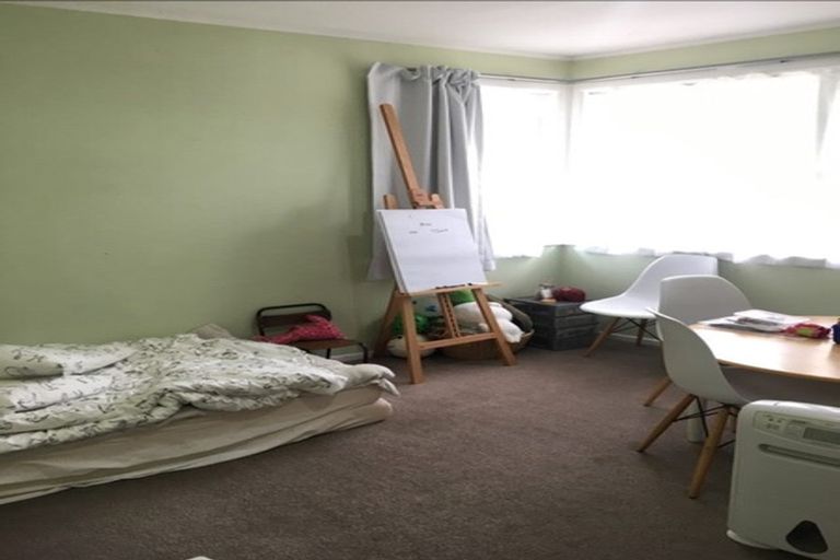 Photo of property in 8 Thuja Street, Green Bay, Auckland, 0604