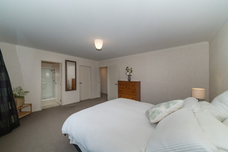 Photo of property in 32 Tennyson Avenue, Kelvin Grove, Palmerston North, 4414