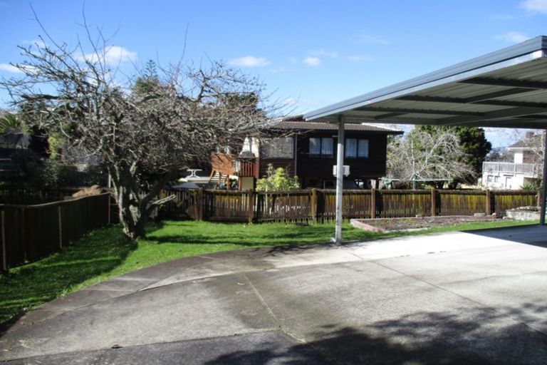 Photo of property in 98 Gossamer Drive, Pakuranga Heights, Auckland, 2010